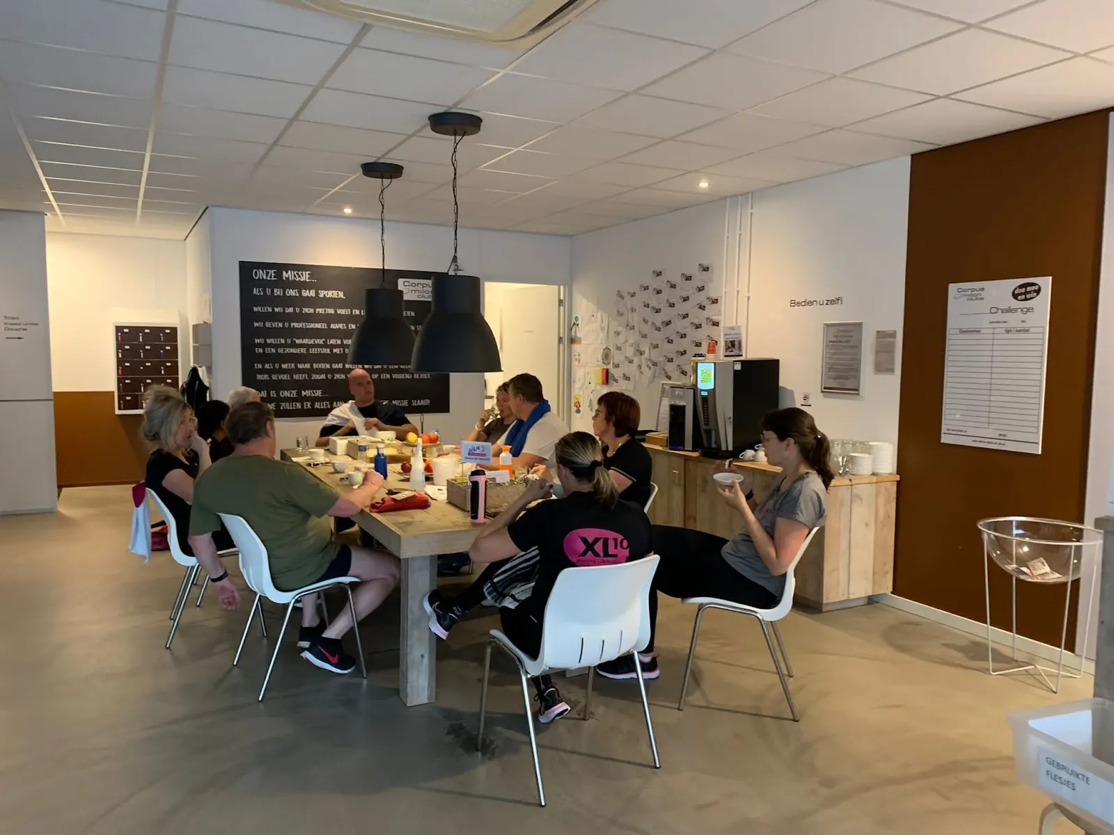 Leden drinken gezellig samen koffie in de kantine na de training